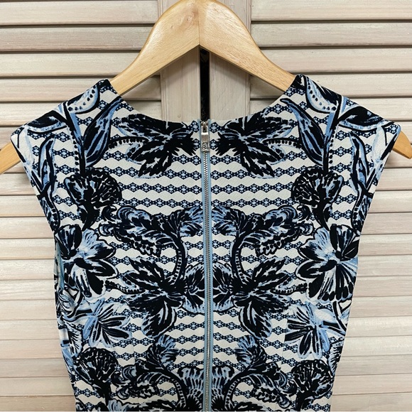 Vince Camuto printed cap sleeve blue dress. Size 2.  Stretchy, good quality - Picture 2 of 6